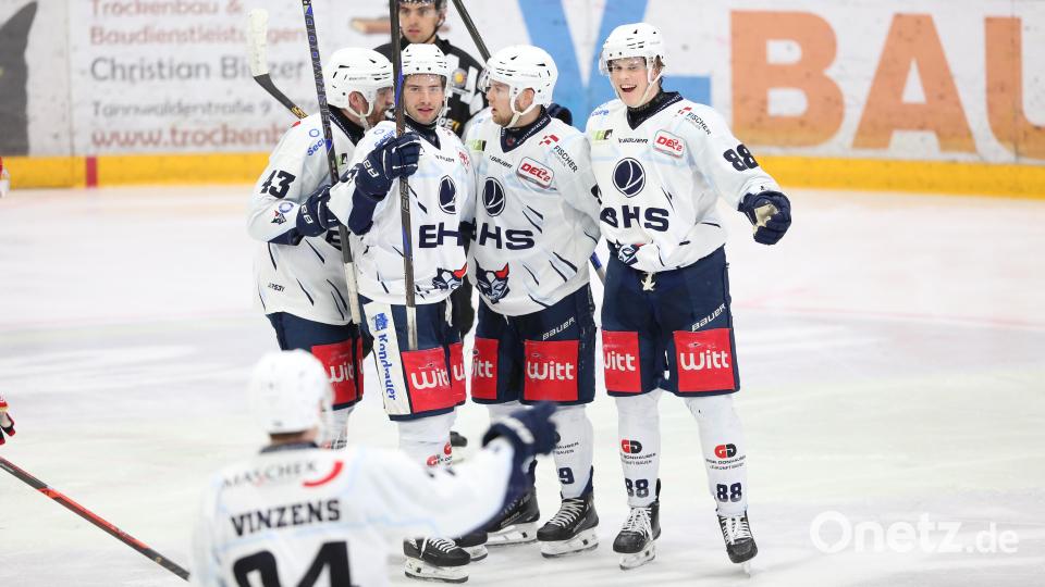 Gleich drei Mal durften die Spieler der Blue Devils Weiden am Sonntag in Kaufbeuren einen Treffer bejubeln. Am Dienstag kann mit einem weiteren Heimsieg der Klassenerhalt in der DEL2 glücken. Bild: Benjamin Lahr