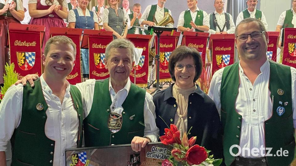 Ein Dank der Blaskapelle an ihren unermüdlichen Dirigenten und Organisator Bernhard Meiler und dessen Frau Karin. Von links: Gerald Bayerl, Bernhard Meiler, Karin Meiler, Florian Zinkl. Bild: za