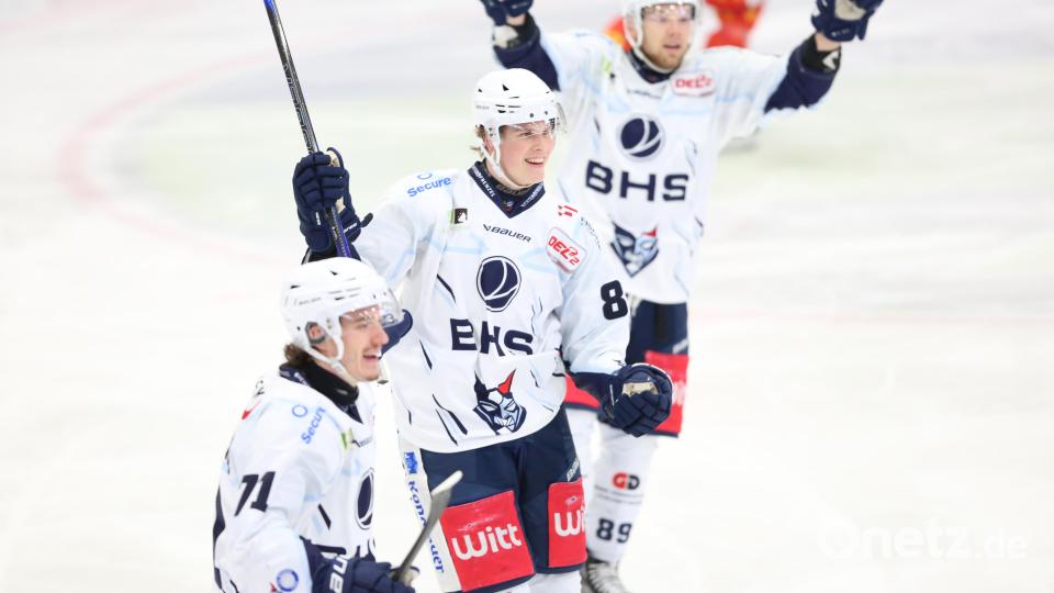 Cedric Schiemenz, Noah Samanski und Tyler Ward beim Torjubel. Bild: Benjamin Lahr