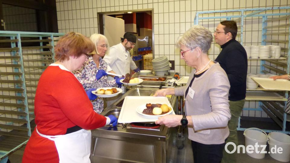 Nicht fehlen darf an Heiligabend natürlich ein leckeres Essen. Die Klinikumsküche zaubert jedes Jahr ein anderes Menü für die Gäste. Bild: Markus Friedrich