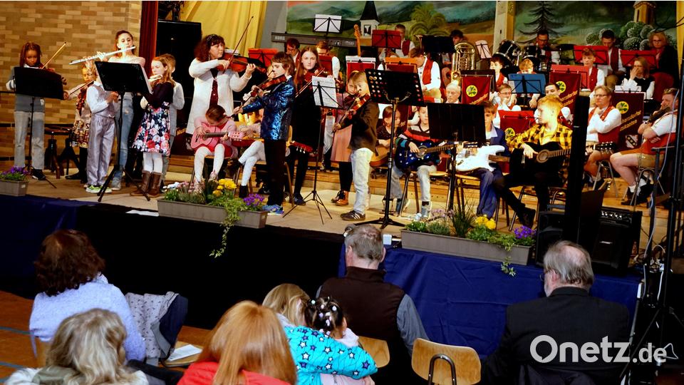 Die jungen Akteure auf der Bühne hatten beim Frühlingskonzert ihre Freude am Musizieren. Bild: bkr