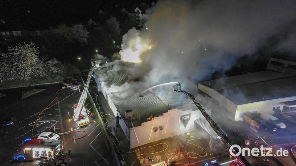 Bei den Löscharbeiten stürzte auch ein Teil des Daches ein. Bild: -/Feuerwehr Kehl/dpa