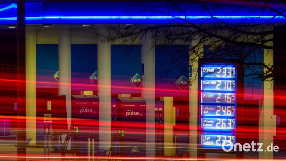 An den Tankstellen sind die Spritpreise über die Marke von zwei Euro gestiegen (Archivbild) Bild: Hendrik Schmidt/dpa