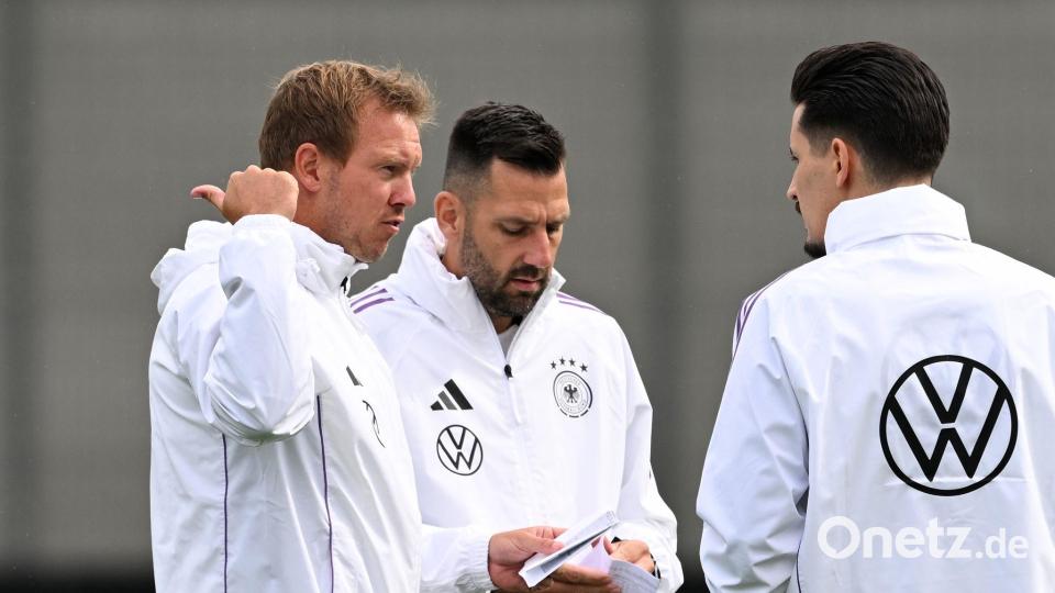 Mads Buttgereit (M) ist bei der Nationalmannschaft für die Standards zuständig. (Archivbild) Bild: Federico Gambarini/dpa