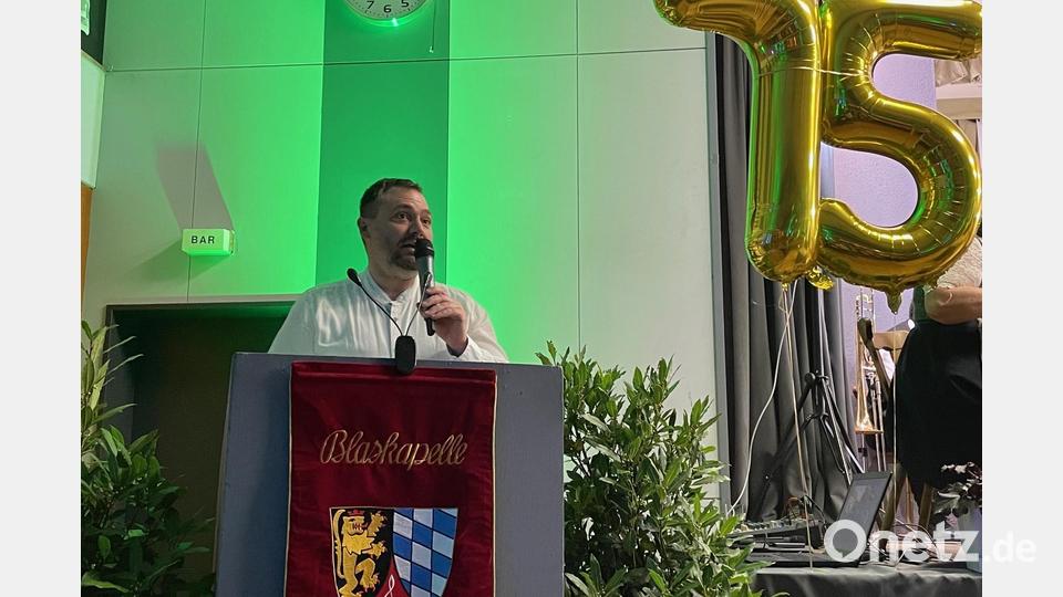 Bürgermeister Sebastian Hartl, Mitglied der Blaskapelle, moderiert den Konzertabend. Bild: za