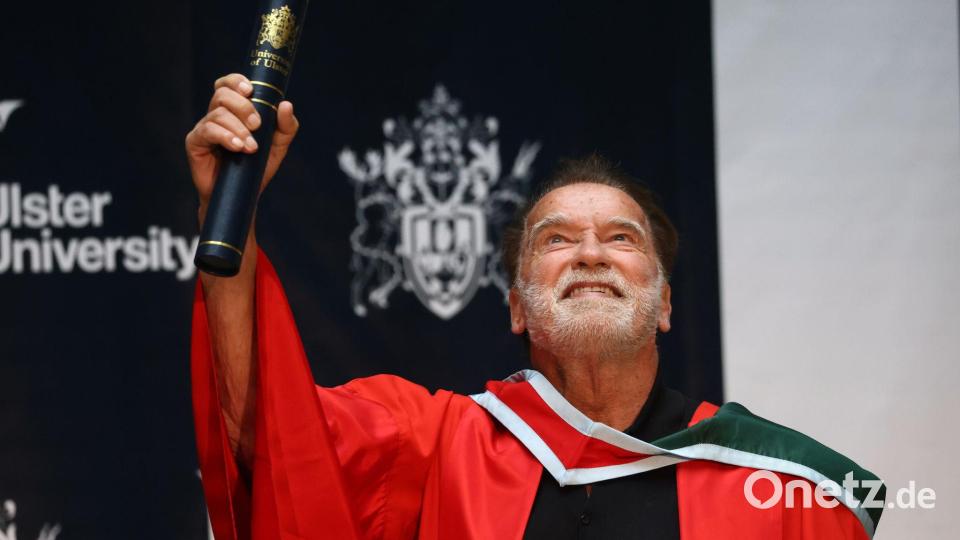 Arnold Schwarzenegger wurde an der nordirischen Ulster Universität geehrt. Bild: Peter Morrison/AP/dpa