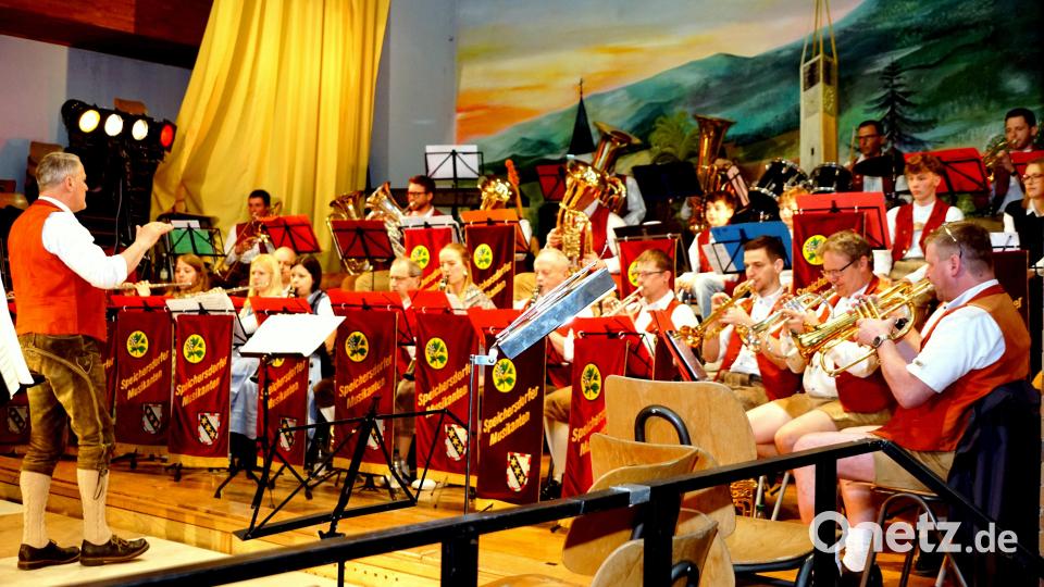 Mit einer großen Leistung warteten die Speichersdorfer Musikanten bei Frühlingskonzert auf. Bild: bkr