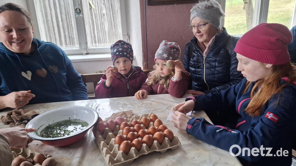 Eierfärben mit Naturstoffen im Freilandmuseum: Da waren auch viele Kinder mit Begeisterung bei der Sache. Bild: jua