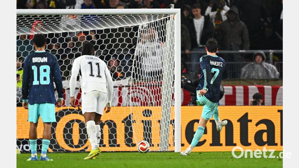 Kai Havertz (r) verwandelt den Handelfmeter. Bild: Tom Weller/dpa