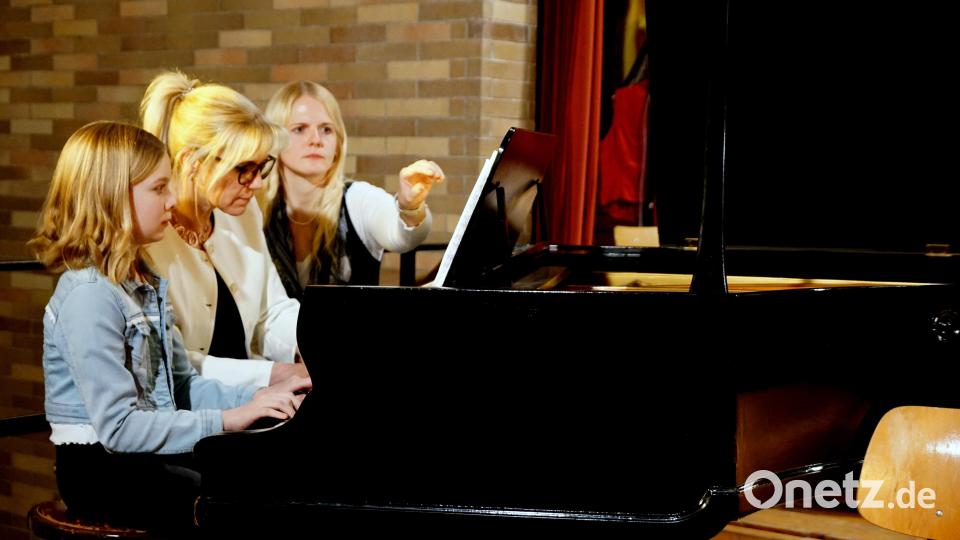 Fanni Striegl und ihre Klavierlehrerin Lucia Horn spielten die „Kleine Sonate in drei Sätzen“ von G. Galluzi. Bild: bkr