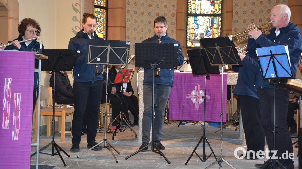 Das Bläserquintett der Mitterteicher Stadtkapelle, Leitung Oliver Lipfert (rechts). Bild: jr