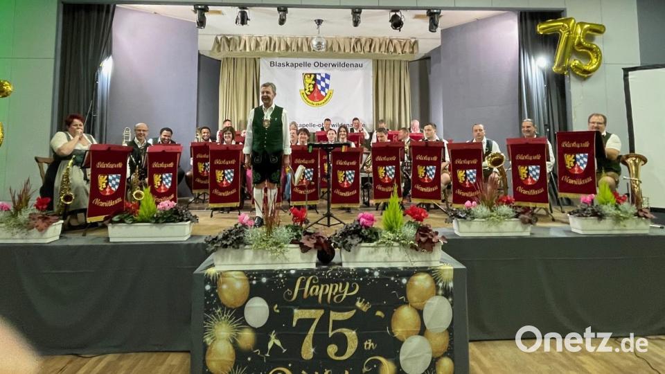 Der Naabtalhaus-Saal ist passend zum 75. Jubiläum der Blaskapelle Oberwildenau dekoriert. Bild: za