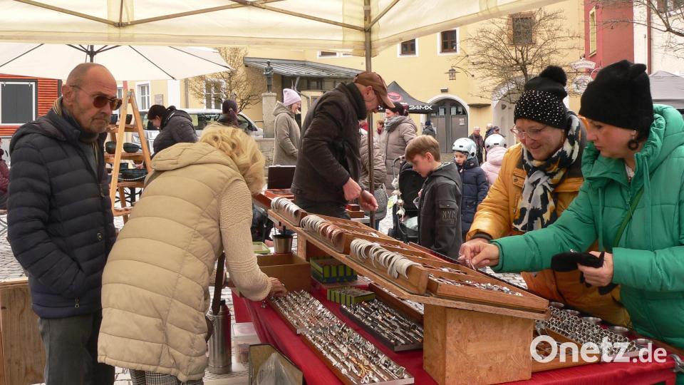 Silberschmuck - zum Teil auch vor Ort gefertigt - war gefragt. Bild: mh