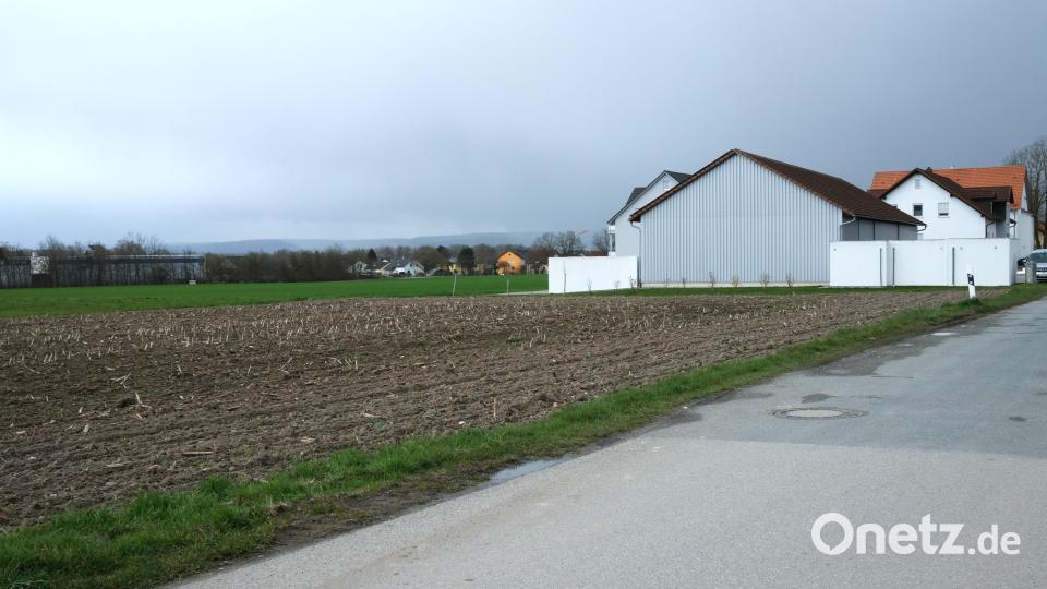 Auf diesem landwirtschaftlichen Gelände zwischen dem Sondergebiet "Brunnfeld" und dem Ortsteil Kronstetten wird das Bauunternehmen Donhauser ein neues Büro- und Verwaltungsgebäude mit den notwendigen Stellplätzen errichten. Bild: Hirsch