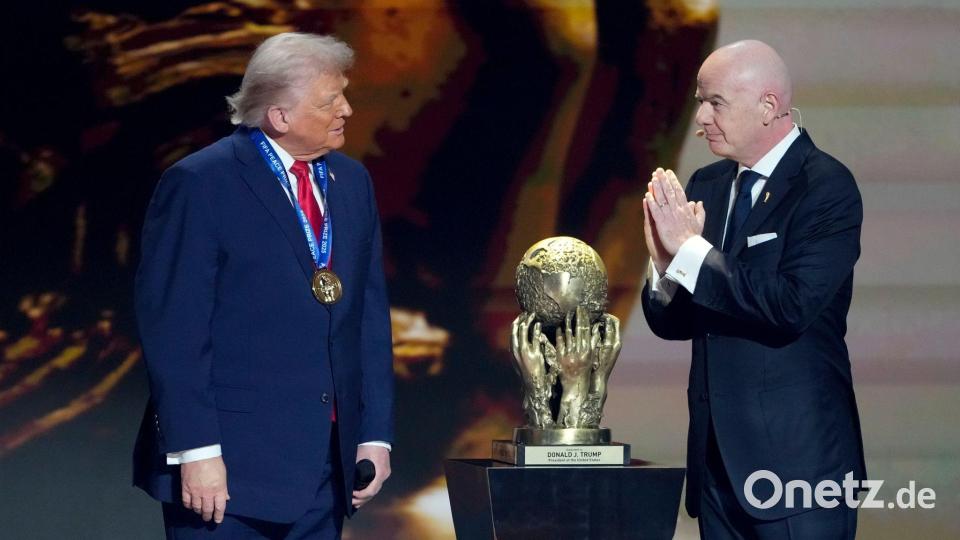 Sucht die Nähe zum US-Präsidenten Donald Trump: FIFA-Boss Gianni Infantino (r). (Archivbild) Bild: Chris Carlson/AP/dpa
