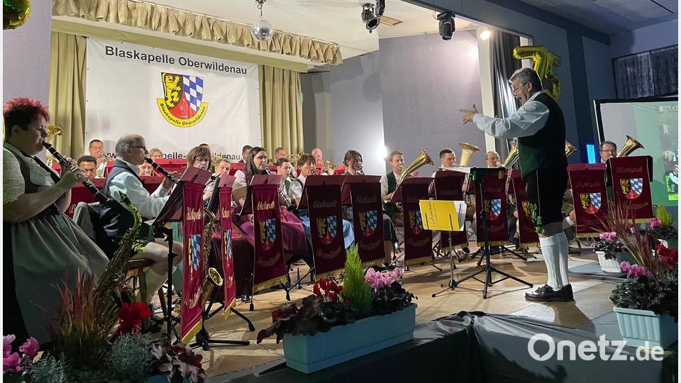 In großer Besetzung und mit breitem Repertoire spielt die Blaskapelle Oberwildenau zum Höhepunkt ihres Jubiläumsjahrs im Naabtalhaus auf. Der Erlös geht an die Aktion "Lichtblicke." Bild: za