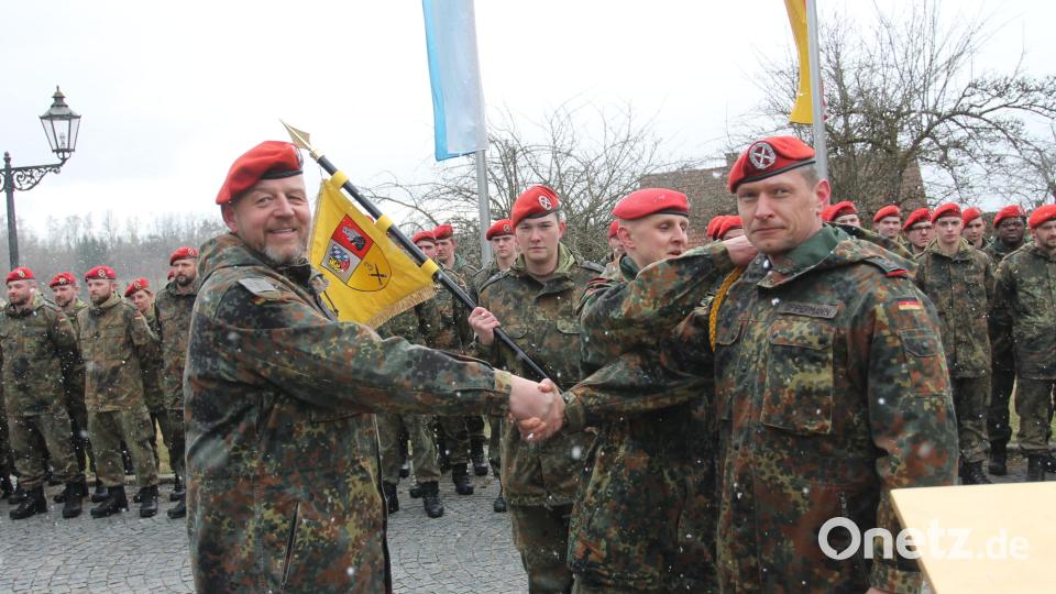 Stabsfeldwebel Jens Oppermann (rechts) übernimmt von Oberstabsfeldwebel Roland Hecht (links) die Spießkordel. Bild: pi