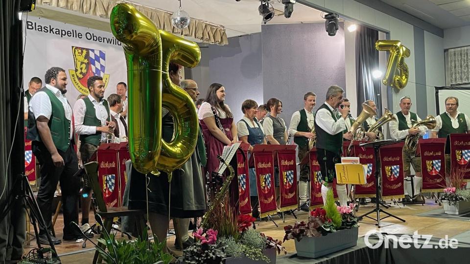 Viel Applaus - und dann noch eine Zugabe: Die Blaskapelle Oberwildenau begeistert bei ihrem Jubiläumskonzert auch mit selten gehörten Genres wie Swing, Latin oder Schlagern der 1960er Jahre. Bild: za