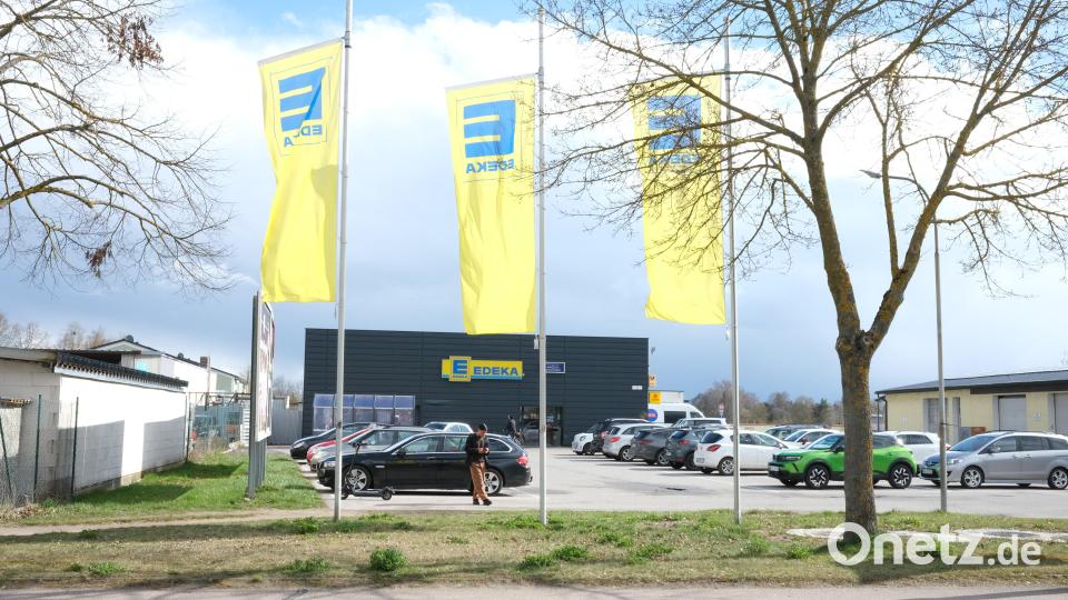 Dieser Edeka-Markt in Ettmannsdorf ist Nahversorger für den Ortsteil Dachelhofen und das Egelsee-Gebiet. Der Betreiber möchte nun in unmittelbarer Nähe einen Neubau errichten, weil eine Erweiterung des bestehenden Standortes nicht möglich ist. Bild: Hirsch