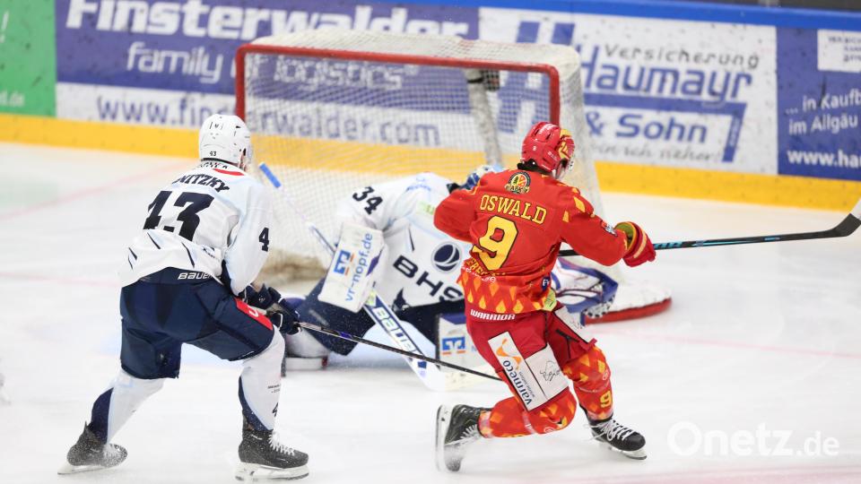 Max Ostwald scheitert am starken Michael McNiven im Weidener Tor. Bild: Benjamin Lahr