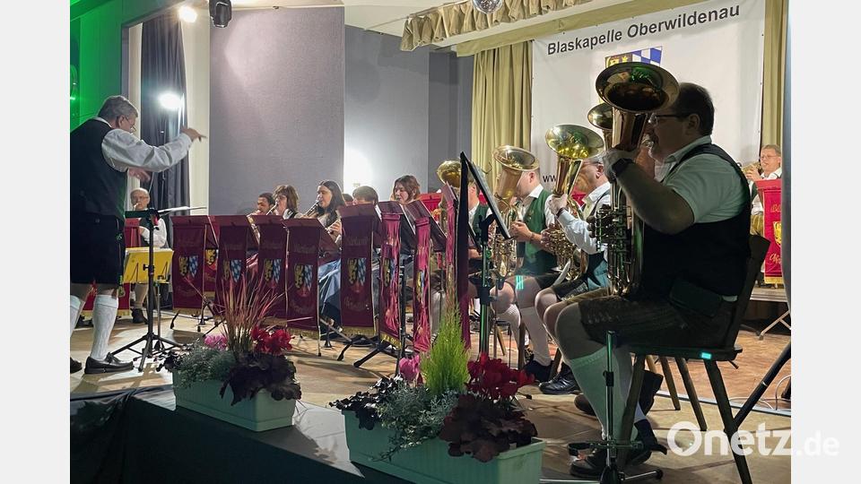 Befreundete Musikanten verstärken zum Jubiläumskonzert die Reihen der Stammspieler der Blaskapelle Oberwildenau. Bild: za