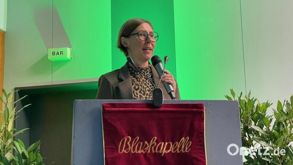 Viola Vogelsang-Reichl, Geschäftsführende Verlegerin von Oberpfalz-Medien und Schirmherrin des Jubiläumskonzerts, spricht für die Aktion "Lichtblicke" ein Grußwort. Bild: za