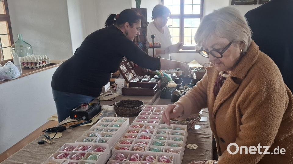 Von Alena Mrazková verzierte Eier fanden schnell ihre Liebhaber. Bild: jua