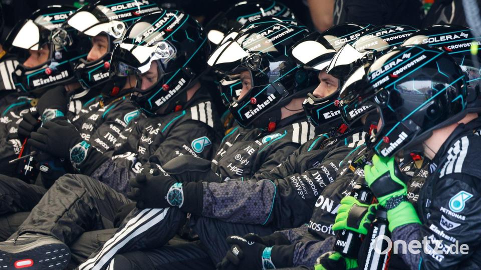 Die Mercedes-Crew hätte wohl gern auf die Zwangspause verzichtet. Bild: Franck Robichon/POOL EPA/AP/dpa