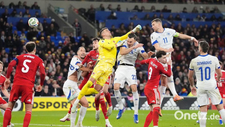 Edin Dzeko (r. oben) glich im Playoff-Halbfinale für Bosnien-Herzegowina aus. (Archivbild) Bild: Nick Potts/PA Wire/dpa