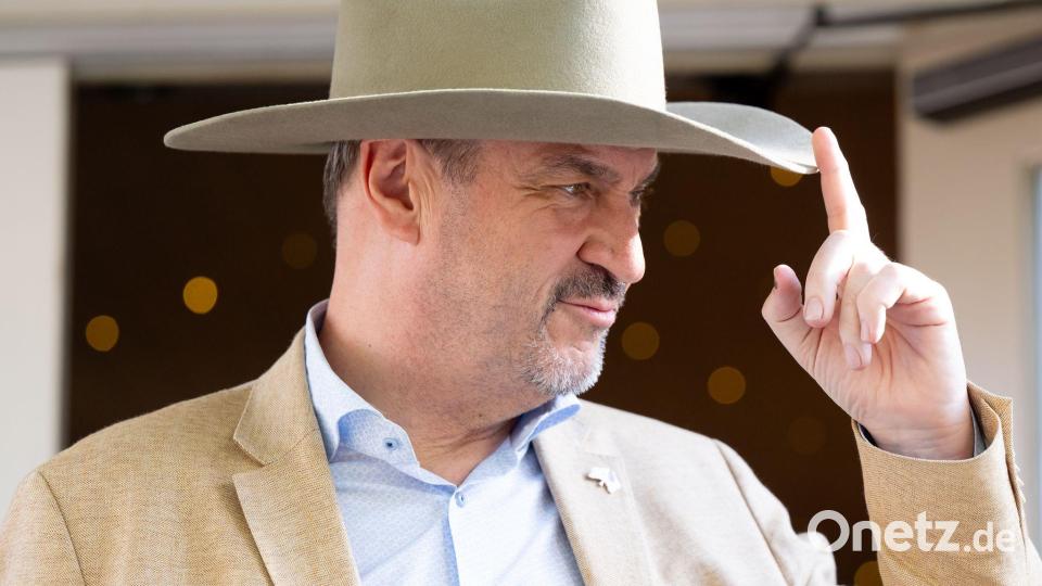 Markus Söder (CSU), Ministerpräsident von Bayern, besucht die George Ranch in den USA und trägt einen Cowboyhut bei einem Empfang. Bild: Sven Hoppe/dpa