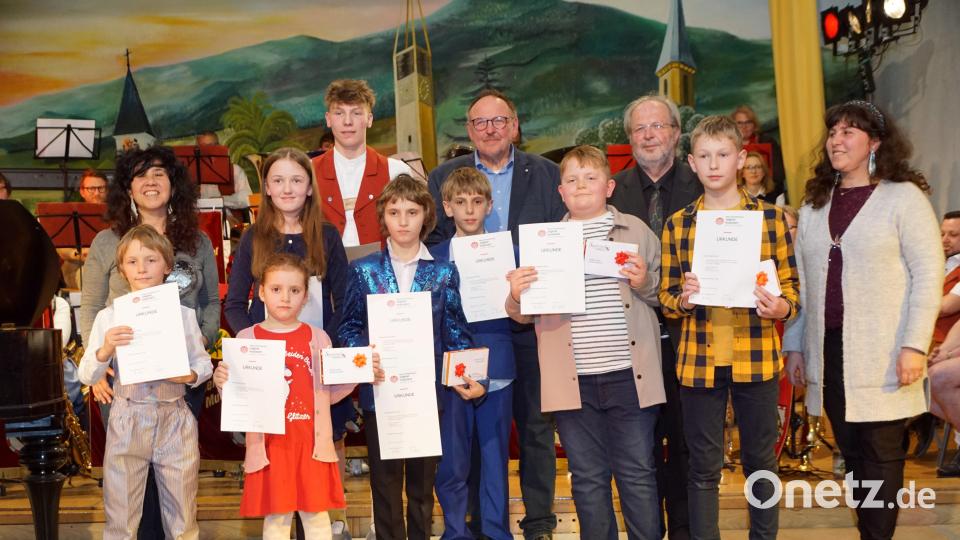 Acht junge Schülerinnen und Schülern wurden für ihre hervorragenden Leistungen beim Regionalwettbewerb vom Leiter der Musikschule, Heinz Schmidt (Dritter von rechts), von Zweitem Bürgermeister Rudolf Heier (Fünfter von rechts) sowie Vlada Lehner (rechts) und Viola Fabretti (links) ausgezeichnet. Bild: bkr