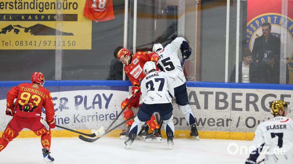 Fabian Voit und Dominik Bohac an der Bande. Bild: Benjamin Lahr