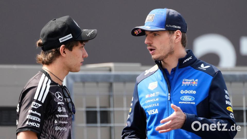 Red-Bull-Star Max Verstappen (r) fährt derzeit weit hinter Kimi Antonelli her. Bild: Eugene Hoshiko/AP/dpa