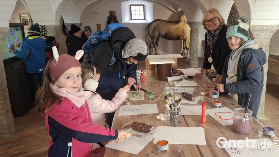 Karten rollen für Ostergrüße: Da machten auch die Kinder mit Begeisterung mit. Bild: jua