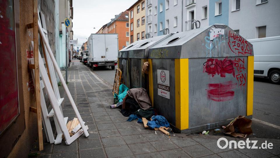 Viele Städte haben damit zu kämpfen, dass manche Menschen Sperrmüll, Altkleider und anderen Unrat einfach neben Glascontainern abstellen. Bild: Daniel Vogl/dpa