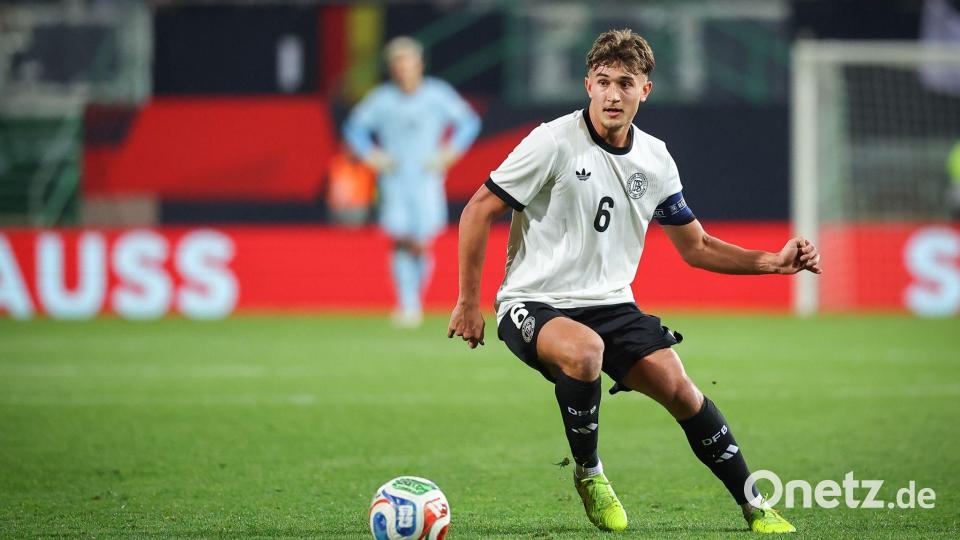 Kapitän Bischof strebt mit der U21 einen Sieg in Athen an. (Archivbild) Bild: Daniel Karmann/dpa