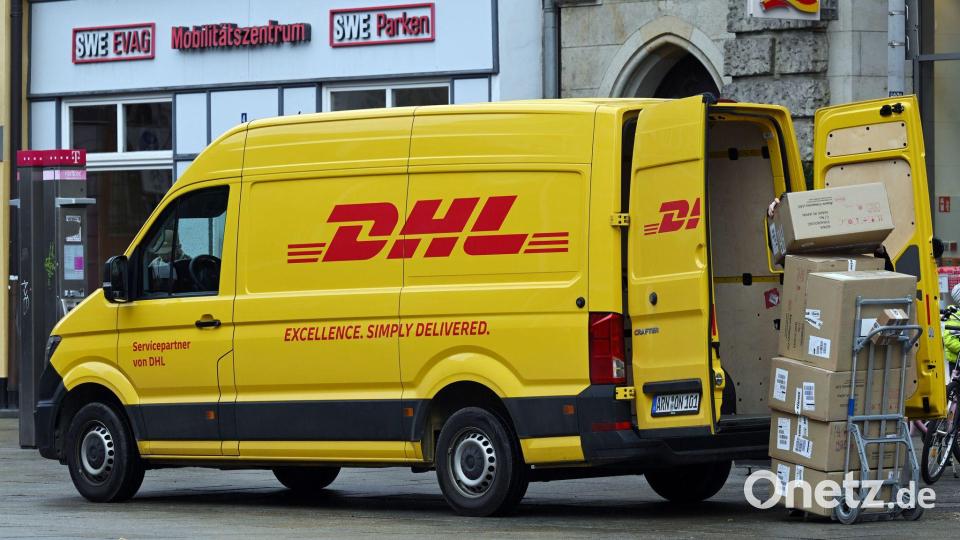 Raus mit den Paketen und ab zu den Empfängern: ein DHL-Transporter im Einsatz. (Archivbild) Bild: Martin Schutt/dpa