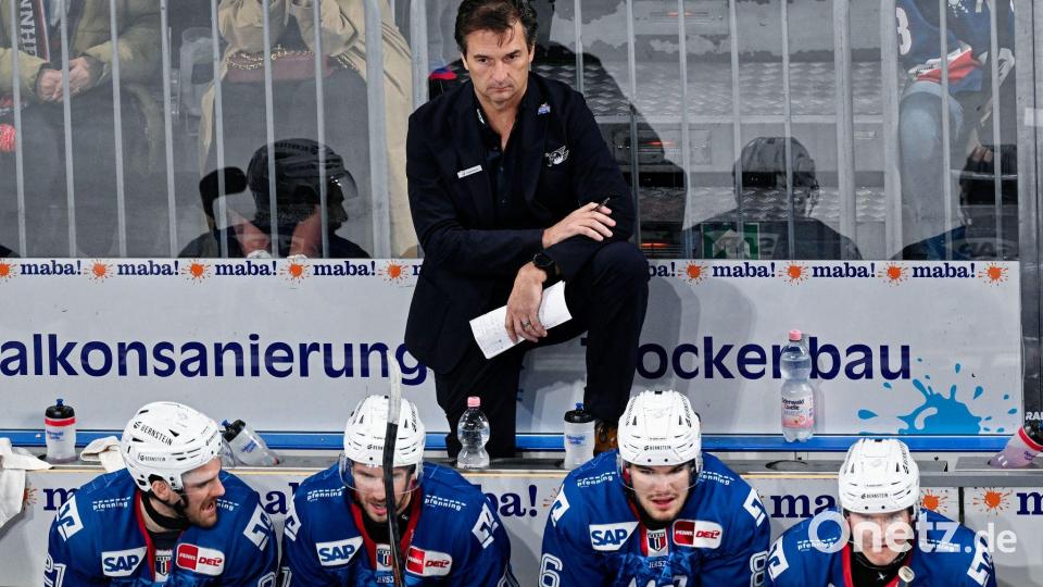 Die Adler Mannheim um Trainer Dallas Eakins verpassen die vorzeitige Halbfinal-Qualifikation. (Archivbild) Bild: Uwe Anspach/dpa