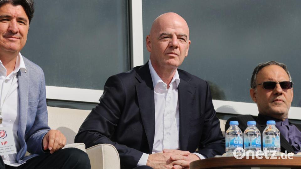 Gianni Infantino möchte den Iran bei der WM dabeihaben. Bild: Riza Ozel/AP/dpa