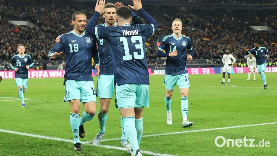 Leroy Sané (l) jubelt mit Leon Goretzka und Torschütze Deniz Undav nach dem späten Siegtor gegen Ghana. Bild: Christian Charisius/dpa