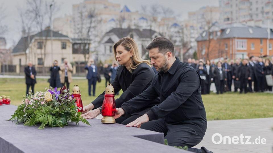 Der ukrainische Präsident Wolodymyr Selenskyj und seines Frau Olena gedenken der Opfer russischer Massaker in der Kleinstadt Butscha zu Beginn des Angriffskrieges 2022. Bild: Uncredited/Ukrainian Presidential Press Office via AP/dpa