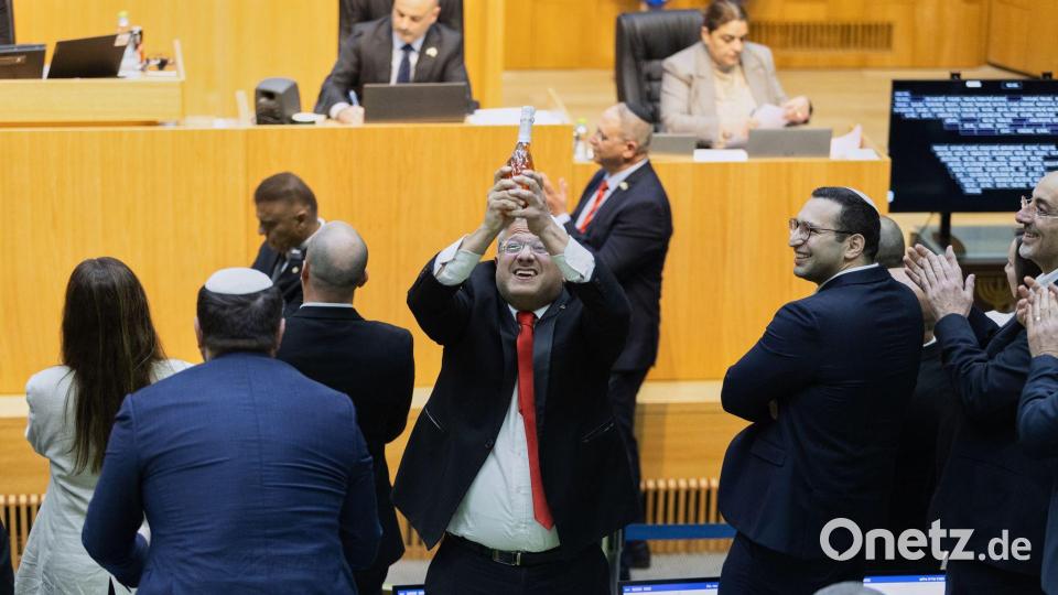 Israels rechtsextremer Polizeiminister feiert mit anderen Abgeordneten die Billigung eines Gesetzes über die Einführung der Todesstrafe für Terroristen. Bild: Itay Cohen/AP/dpa