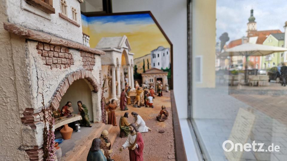 Wer derzeit durch die Sulzbacher Altstadt schlendert, entdeckt im Teka-Schaufenster keine Unterhaltungselektronik wie sonst, sondern eine sehr seltene Osterkrippe. Das zieht viele Passanten an, die neugierige Blicke auf das Kunstwerk werfen. Bild: Tobias Gräf