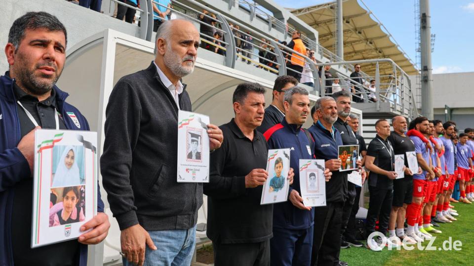 Auch Funktionäre beteiligten sich an der Aktion. Bild: Riza Ozel/AP/dpa