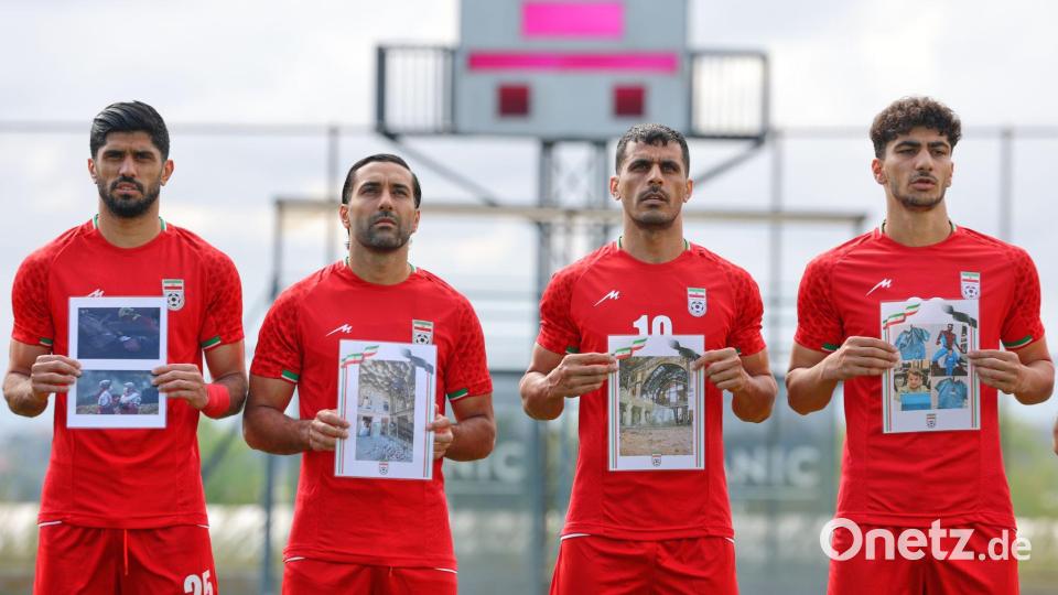 Mit dieser Aktion sorgen iranische Fußballer für Aufmerksamkeit. Bild: Riza Ozel/AP/dpa