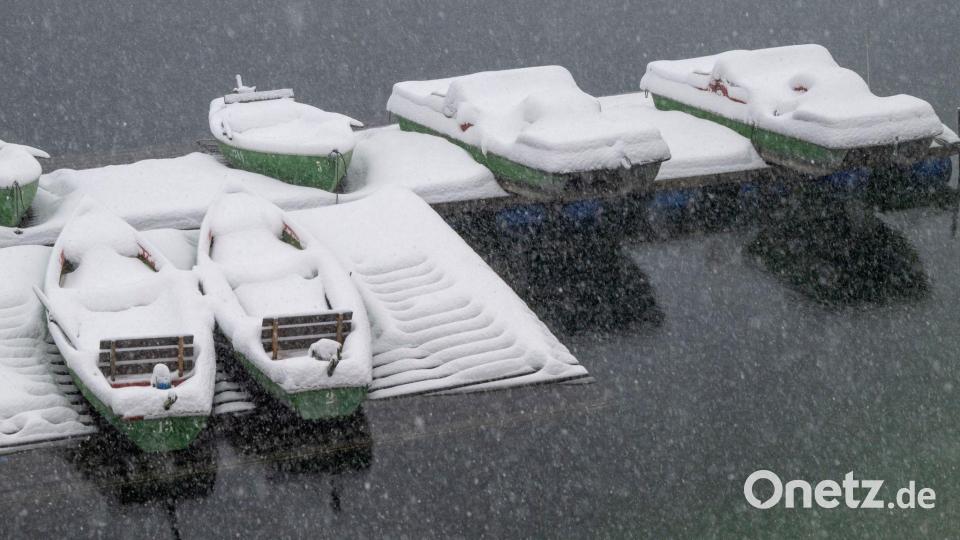 Zugeschneite Boote an einem Steg unweit des Walchenseeufers. Bild: Peter Kneffel/dpa