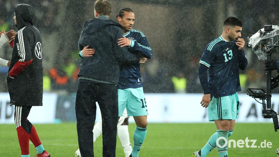 Bundestrainer Nagelsmann umarmt Leroy Sané, Deniz Undav (r.) geht vom Platz. Bild: Christian Charisius/dpa