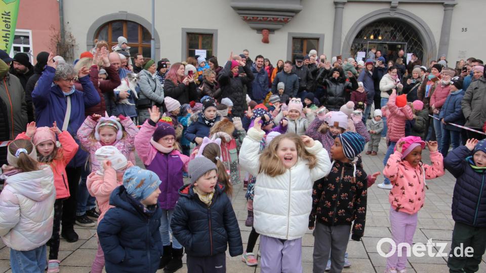 Die Kindergartenkinder waren mit Begeisterung dabei. Bild: Konrad Rosner