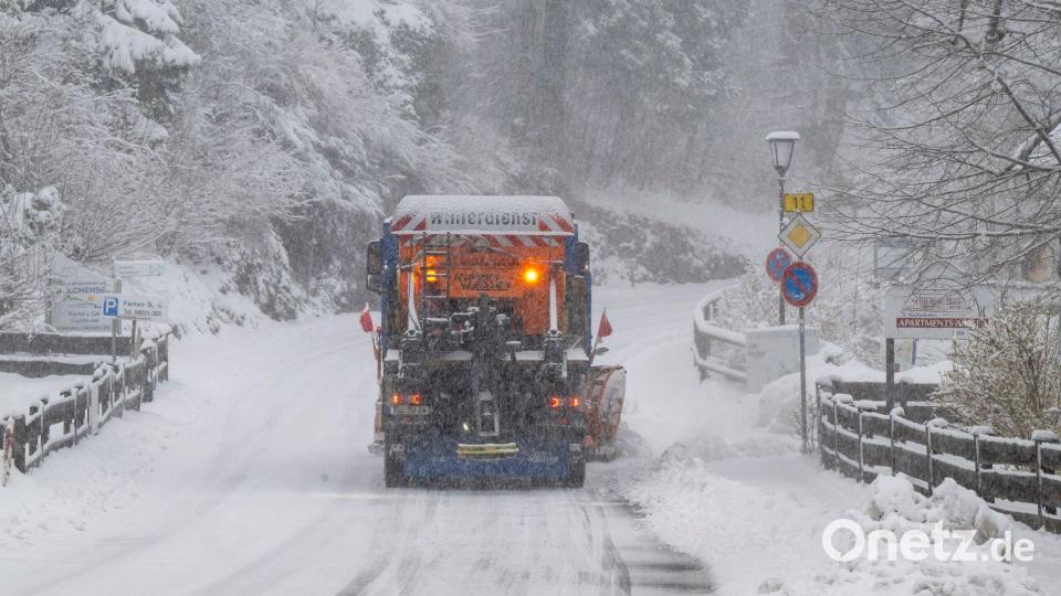 Die Winterdienste mussten wieder die Straßen räumen. Bild: Peter Kneffel/dpa