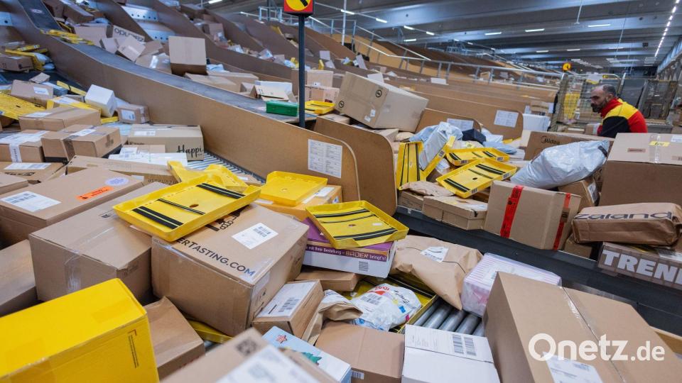 Ein Bild aus einem DHL-Standort aus der Weihnachtszeit 2025 - in der diesjährigen Osterzeit wird ebenfalls mit großen Paketmassen gerechnet. (Archivbild) Bild: Rolf Vennenbernd/dpa